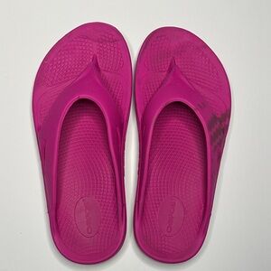 OOFOS Magenta Recovery Sandals M8 W10